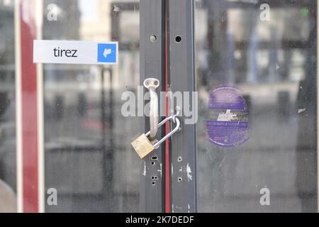 ©Naemie Bourtin / le Pictorium/MAXPPP - Naemie Bourtin / le Pictorium - 11/5/2021 - Francia / Bouches-du-Rhone / Marsiglia - Bar, terrasses et Restaurants fermes, a vendre ou en preparation de la reouverture prevue le 19 mai. / 11/5/2021 - Francia / Bouches-du-Rhone / Marsiglia - Bar, terrazze e ristoranti chiusi, in vendita o in preparazione alla riapertura il 19 maggio. Foto Stock