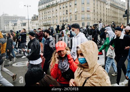 ©Jan Schmidt-Whitley/le Pictorium/MAXPPP - Jan Schmidt-Whitley/le Pictorium - 15/05/2021 - Francia / Parigi / Parigi - Beaucoup de jeunes partecipate a la manifestazione pro-Palestina. En depit de l'interdiction de la manifestation par la prefecture de Paris, des milliers de personnes se sont rassemblees dans les rues de Paris pour Montrer leur soutien a Gaza et leur opposion a la politique israelienne. De nombreux petits groupes de manifestants de sont promenes principalement dans le nord de la capitale. Des heurts ont eu lieu pres de la Porte de Clignancourt. / 15/05/2021 - Francia / Parigi / Foto Stock