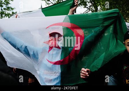 ©Jan Schmidt-Whitley/le Pictorium/MAXPPP - Jan Schmidt-Whitley/le Pictorium - 15/05/2021 - Francia / Parigi / Parigi - un drapeau algerien pendant la manifestazione pro-Palestina. En depit de l'interdiction de la manifestation par la prefecture de Paris, des milliers de personnes se sont rassemblees dans les rues de Paris pour Montrer leur soutien a Gaza et leur opposion a la politique israelienne. De nombreux petits groupes de manifestants de sont promenes principalement dans le nord de la capitale. Des heurts ont eu lieu pres de la Porte de Clignancourt. / 15/05/2021 - Francia / Parigi / Parigi - Foto Stock