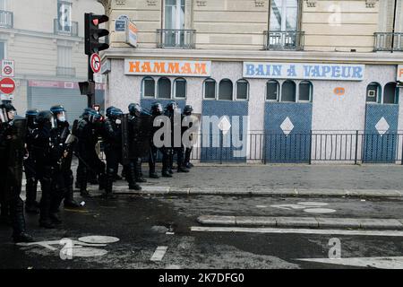 ©Jan Schmidt-Whitley/le Pictorium/MAXPPP - Jan Schmidt-Whitley/le Pictorium - 15/05/2021 - France / Paris / Paris - la police est souvent intervenue pour disperser les attroupements qui pouvaient rassembler plusieurs centaines de personnes. En depit de l'interdiction de la manifestation par la prefecture de Paris, des milliers de personnes se sont rassemblees dans les rues de Paris pour Montrer leur soutien a Gaza et leur opposion a la politique israelienne. De nombreux petits groupes de manifestants de sont promenes principalement dans le nord de la capitale. Des heurts ont eu lieu pres de Foto Stock