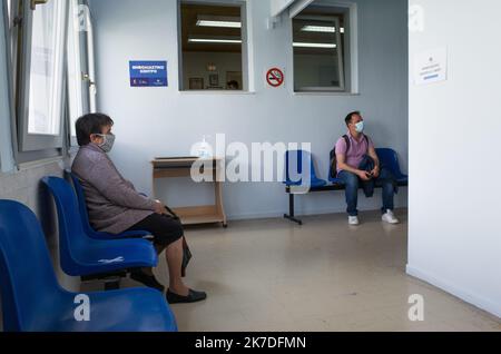 ©Pierre Berthuel / le Pictorium/MAXPPP - Pierre Berthuel / le Pictorium - 15/4/2021 - Grece / Cyclades / Paros - Salle d'attente pour la vaccination contre le covid19 de l'hopital de Paros. Grece. L'ile de Paros dans les cyclades Greens les professionels du tourisme preparent le lancement de la saison touristique. Le plan de vaccination s'accelere sur les ile et les mesures sanitaire se precisent. La tres touristique Ile de Paros est encore au calme avant l'arrivee de touristes en nombre. / 15/4/2021 - Grecia / Cicladi (il) / Paros - sala d'attesa per covid19 vaccinazione in ospedale di Foto Stock