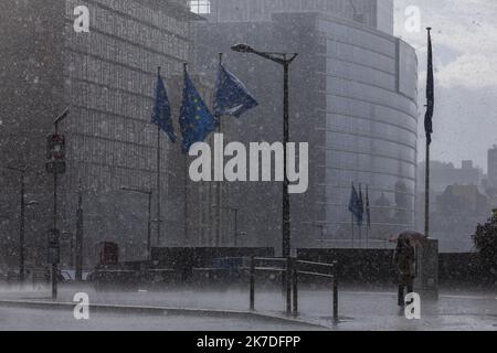 ©Nicolas Landemard / le Pictorium/MAXPPP - Nicolas Landemard / le Pictorium - 16/5/2021 - Belgique / Bruxelles / Bruxelles - Des passants sous une pluie battante marchent a proxidite des drapeaux europeens du rond point Schumann. / 16/5/2021 - Belgio / Bruxelles / Bruxelles - i passanti nella pioggia battente camminano vicino alle bandiere europee della rotonda Schumann. Foto Stock