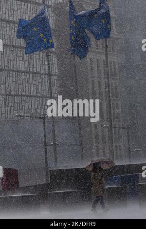 ©Nicolas Landemard / le Pictorium/MAXPPP - Nicolas Landemard / le Pictorium - 16/5/2021 - Belgique / Bruxelles / Bruxelles - Des passants sous une pluie battante marchent a proxidite des drapeaux europeens du rond point Schumann. / 16/5/2021 - Belgio / Bruxelles / Bruxelles - i passanti nella pioggia battente camminano vicino alle bandiere europee della rotonda Schumann. Foto Stock