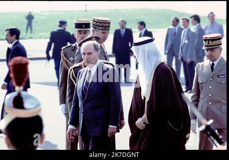 TONY HAGE/TONY HAGE/MAXPPP - ORLY FRANCIA 1987; TONY HAGE/MAXPPP ORLY.1987.ARCHIVES. Le président Francis Mitterrand recevant le roi d’Arabie Saoudite Fahd ben Abdelaziz al Saud. ORLY.1987.ARCHIVES.President Francois Mitterrand riceve il re dell'Arabia Saudita Fahd ben Abdelaziz al Saud. Foto Stock