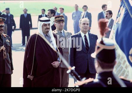 TONY HAGE/TONY HAGE/MAXPPP - ORLY FRANCIA 1987; TONY HAGE/MAXPPP ORLY.1987.ARCHIVES. Le président Francis Mitterrand recevant le roi d’Arabie Saoudite Fahd ben Abdelaziz al Saud. ORLY.1987.ARCHIVES.President Francois Mitterrand riceve il re dell'Arabia Saudita Fahd ben Abdelaziz al Saud. Foto Stock