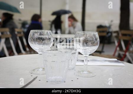 ©PHOTOPQR/LE PARISIEN/Philippe de Poulpiquet ; Parigi ; 19/05/2021 ; Parigi (75), le 19 mai 2021. Ouverture des terrasses sous la pluie dans le 17 ème circondario. Francia, maggio 19th 2021 riapertura di caffè terrazze dopo lunghi mesi di restrizione Foto Stock