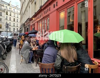 ©PHOTOPQR/LE PARISIEN/Delphine Goldsztejn ; Paris ; 21/05/2021 ; Après Plus de six mois de fermeture liée à l'épidémie de Covid-19, les bars et restaurants rouvrent leurs terrasses ce mercredi 19 mai. Beaucoup de monde en terrasse ce Premier vendredi soir depuis la réouverture des terrasses, malgré le mauvais temps Parapluies en terrasse Rue St Sabin, 75011 Paris le 21/05/2021 Photo : Delphine Goldsztejn - Paris, France, May 21st 2021. Il primo venerdì sulle terrazze in quanto i bar e i ristoranti sono stati autorizzati a riaprire Foto Stock