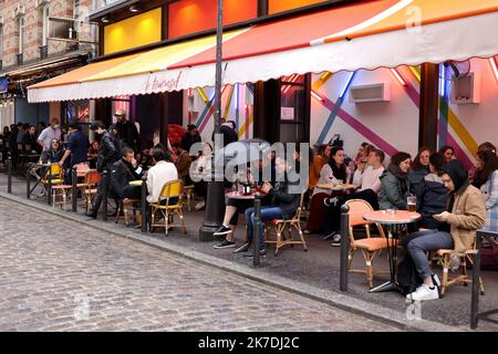 ©PHOTOPQR/LE PARISIEN/Delphine Goldsztejn ; Paris ; 21/05/2021 ; Après Plus de six mois de fermeture liée à l'épidémie de Covid-19, les bars et restaurants rouvrent leurs terrasses ce mercredi 19 mai. Beaucoup de monde en terrasse ce Premier vendredi soir depuis la réouverture des terrasses Rue de la Gaité, 75014 Paris le 21/05/2021 Photo : Delphine Goldsztejn - Paris, France, May 21st 2021. Il primo venerdì sulle terrazze in quanto i bar e i ristoranti sono stati autorizzati a riaprire Foto Stock