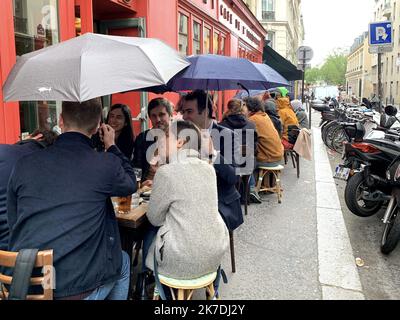 ©PHOTOPQR/LE PARISIEN/Delphine Goldsztejn ; Paris ; 21/05/2021 ; Après Plus de six mois de fermeture liée à l'épidémie de Covid-19, les bars et restaurants rouvrent leurs terrasses ce mercredi 19 mai. Beaucoup de monde en terrasse ce Premier vendredi soir depuis la réouverture des terrasses, malgré le mauvais temps Parapluies en terrasse Rue St Sabin, 75011 Paris le 21/05/2021 Photo : Delphine Goldsztejn - Paris, France, May 21st 2021. Il primo venerdì sulle terrazze in quanto i bar e i ristoranti sono stati autorizzati a riaprire Foto Stock