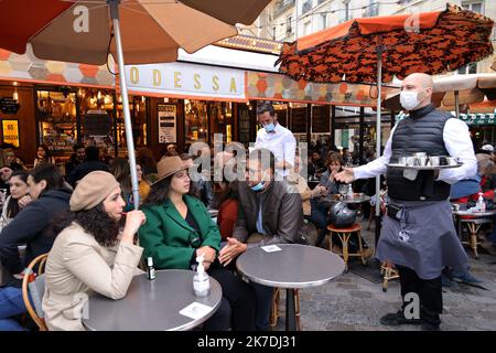 ©PHOTOPQR/LE PARISIEN/Delphine Goldsztejn ; Paris ; 21/05/2021 ; Après Plus de six mois de fermeture liée à l'épidémie de Covid-19, les bars et restaurants rouvrent leurs terrasses ce mercredi 19 mai. Beaucoup de monde en terrasse ce Premier vendredi soir depuis la réouverture des terrasses 28 Rue d'Odessa, 75014 Paris le 21/05/2021 Photo : Delphine Goldsztejn - Paris, France, May 21st 2021. Il primo venerdì sulle terrazze in quanto i bar e i ristoranti sono stati autorizzati a riaprire Foto Stock