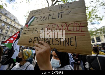 ©PHOTOPQR/L'EST REPUBLICAIN/ALEXANDRE MARCHI ; NANCY ; 22/05/2021 ; INTERNATIONAL - CONFLIT ISRAELO PALESTINIEN - GAZA - PALESTINA - ISRAELE - MANIFESTAZIONE - SOLIDARITE. Nancy 22 maggio 2021. Une personne porte un panneau avec l'iscrizione 'questo non è 'conflitto' è un genocidio #freepalestine !' Lors d'une manifestation en soutien au peuple palestinien à l'appel de la AFPS (Association France Palestine Solidarité) qui demande la fin de la violence quotidienne d'Israël contre la population palestinienne. FOTO Alexandre MARCHI. 2021/05/22. Manifestazione a sostegno della Palestina. Foto Stock