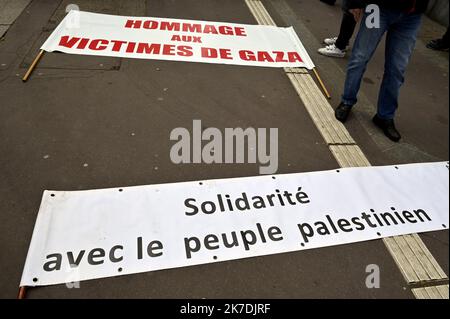 ©PHOTOPQR/L'EST REPUBLICAIN/ALEXANDRE MARCHI ; NANCY ; 22/05/2021 ; INTERNATIONAL - CONFLIT ISRAELO PALESTINIEN - GAZA - PALESTINA - ISRAELE - MANIFESTAZIONE - SOLIDARITE. Nancy 22 maggio 2021. Banderole 'Hommage aux victimes de Gaza' et 'Solidarité avec le peuple palestinien' lors de la manifestation en soutien au peuple palestinien à l'appel de la AFPS (Association France Palestine Solidarité) qui demande la fin de la violence quotidienne d'Israël contre la population palestinienne. FOTO Alexandre MARCHI. 2021/05/22. Manifestazione a sostegno della Palestina. Foto Stock