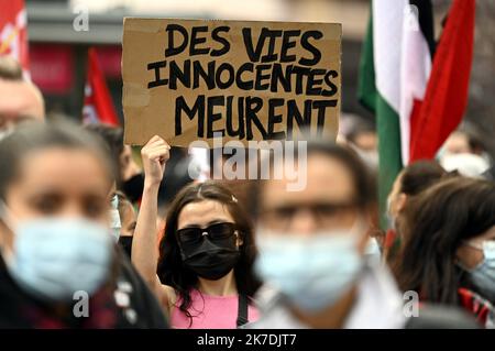 ©PHOTOPQR/L'EST REPUBLICAIN/ALEXANDRE MARCHI ; NANCY ; 22/05/2021 ; INTERNATIONAL - CONFLIT ISRAELO PALESTINIEN - GAZA - PALESTINA - ISRAELE - MANIFESTAZIONE - SOLIDARITE. Nancy 22 maggio 2021. Une personne porte un panneau avec l'inscription 'Des vies innocentes meurent' lators d'une manifestation en soutien au peuple palestinien à l'appel de la AFPS (Association France Palestine Solidarité) qui demande la fin de la violence quotidienne d'Israël contre la population palestinienne. FOTO Alexandre MARCHI. 2021/05/22. Manifestazione a sostegno della Palestina. Foto Stock