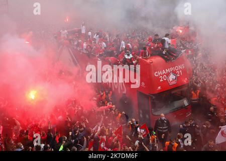 ©PHOTOPQR/VOIX DU NORD/Thierry THOREL ; 24/05/2021 ; Parade des joueurs du LOSC - parade du bus des joeurs du LOSC Champion de ligue 1 - le 24 mai 2021 - A Lille - Photo : Thierry Thorel / la Voix du Nord - 2021/05/24. Sfilata imperiale in autobus per le strade dei giocatori di Lille, vincitori del campionato 1 Foto Stock