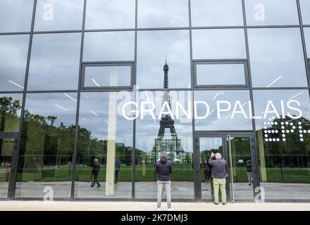 TONY HAGE/TONY HAGE/MAXPPP - PARIGI FRANCIA 24/05/2021; TONY HAGE/MAXPPP PARIS.24.05.2021. Le Grand Palais éphémère Face au Champ-de-Mars dans le 7ème circondario. PARIGI;05.24.2021.The Grand Palais éphémère di fronte al Champ-de-Mars nel 7th ° arrondissement. Foto Stock