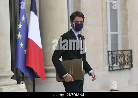 ©Sebastien Muylaert/MAXPPP - Gabriel Attal porte parole du gouvernement a la sortie du conseil des ministres sur le perron de l'Elysee. Parigi, 26.05.2021 - Parigi, Francia, maggio 26th 2021 riunione settimanale del gabinetto del governo francese Foto Stock