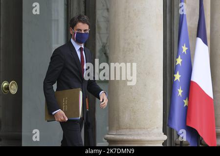 ©Sebastien Muylaert/MAXPPP - Gabriel Attal porte parole du gouvernement a la sortie du conseil des ministres sur le perron de l'Elysee. Parigi, 26.05.2021 - Parigi, Francia, maggio 26th 2021 riunione settimanale del gabinetto del governo francese Foto Stock