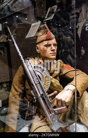 ©Arnaud BEINAT/Maxppp. 2021/05/24, Passchendaelle, Flandres, Belgique. Un soldat belge de 1918 armé d un fusil mitrailleur Chauchat dans le Musée de Passchendaelle Foto Stock