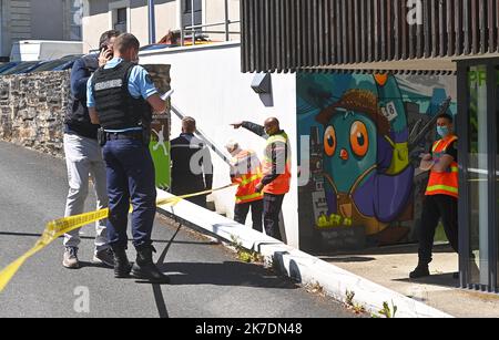 ©PHOTOPQR/OUEST FRANCE/Franck Dubray ; LA Chapelle sur Erdre ; 28/05/2021 ; Une policiere municipale de la Chapelle sur Erdre près de Nantes a été poignardé par un conguiters qui a pris la fuite (Photo Franck Dubray) - Nantes, Francia, 28th 2021 maggio Un poliziotto comunale da la Chapelle sur Erdre vicino Nantes è stato pugnalato da un individuo che è fuggito Foto Stock