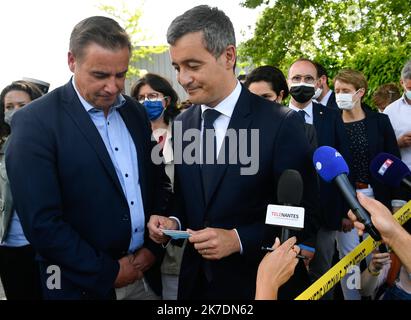 ©PHOTOPQR/OUEST FRANCE/Franck Dubray ; LA Chapelle sur Erdre ; 28/05/2021 ; Une policiere municipale de la Chapelle sur Erdre près de Nantes a été poignardé par un concluters qui a pris la fuite L' assaillant est mort et deux gendarmes ont été blessés le ministre de l' intérieur Gérald Darmanin est venu sur place ici avec Fabrice Roussel le maire de la comune. (Foto Franck Dubray) - Nantes, Francia, maggio 28th 2021 Un poliziotto comunale da la Chapelle sur Erdre vicino Nantes è stato pugnalato da un individuo fuggito. Il ministro francese dell’interio, Gerald Darmanin, sostiene Foto Stock