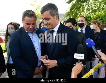 ©PHOTOPQR/OUEST FRANCE/Franck Dubray ; LA Chapelle sur Erdre ; 28/05/2021 ; Une policiere municipale de la Chapelle sur Erdre près de Nantes a été poignardé par un concluters qui a pris la fuite L' assaillant est mort et deux gendarmes ont été blessés le ministre de l' intérieur Gérald Darmanin est venu sur place ici avec Fabrice Roussel le maire de la comune. (Foto Franck Dubray) - Nantes, Francia, maggio 28th 2021 Un poliziotto comunale da la Chapelle sur Erdre vicino Nantes è stato pugnalato da un individuo fuggito. Il ministro francese dell’interio, Gerald Darmanin, sostiene Foto Stock