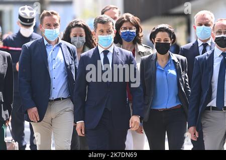 ©PHOTOPQR/OUEST FRANCE/Franck Dubray ; LA Chapelle sur Erdre ; 28/05/2021 ; Une policiere municipale de la Chapelle sur Erdre près de Nantes a été poignardé par un concluters qui a pris la fuite L' assaillant est mort et deux gendarmes ont été blessés le ministre de l' intérieur Gérald Darmanin est venu sur place ici avec Fabrice Roussel le maire de la comune. (Foto Franck Dubray) - Nantes, Francia, maggio 28th 2021 Un poliziotto comunale da la Chapelle sur Erdre vicino Nantes è stato pugnalato da un individuo fuggito. Il ministro francese dell’interio, Gerald Darmanin, sostiene Foto Stock