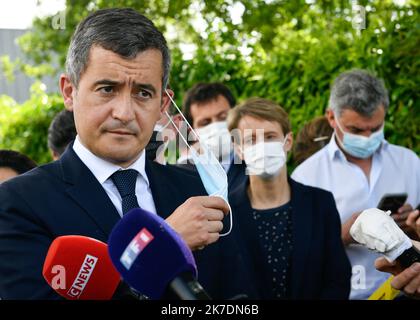 ©PHOTOPQR/OUEST FRANCE/Franck Dubray ; LA Chapelle sur Erdre ; 28/05/2021 ; Une policiere municipale de la Chapelle sur Erdre près de Nantes a été poignardé par un concluters qui a pris la fuite L' assaillant est mort et deux gendarmes ont été blessés le ministre de l' intérieur Gérald Darmanin est venu sur place ici avec Fabrice Roussel le maire de la comune. (Foto Franck Dubray) - Nantes, Francia, maggio 28th 2021 Un poliziotto comunale da la Chapelle sur Erdre vicino Nantes è stato pugnalato da un individuo fuggito. Il ministro francese dell’interio, Gerald Darmanin, sostiene Foto Stock