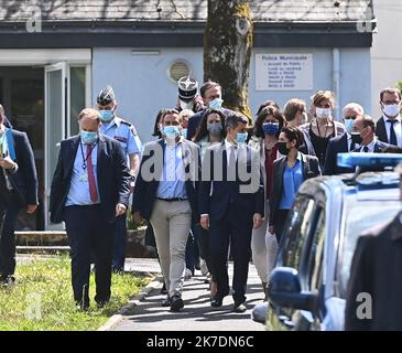 ©PHOTOPQR/OUEST FRANCE/Franck Dubray ; LA Chapelle sur Erdre ; 28/05/2021 ; Une policiere municipale de la Chapelle sur Erdre près de Nantes a été poignardé par un concluters qui a pris la fuite ?L' assaillant est mort et deux gendarmes ont été blessés?le ministre de l'intérieur Gérald Darmanin est venu sur place ici avec Fabrice Roussel le maire de la Comune, Johanna Rolland , Francois de Rugy et Sarah el Hairy? (Foto Franck Dubray) - Nantes, Francia, maggio 28th 2021 Un poliziotto comunale da la Chapelle sur Erdre vicino Nantes è stato pugnalato da un individuo che è fuggito. Ministro francese dell'interio Gera Foto Stock