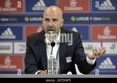 ©PHOTOPQR/LE PROGRES/Maxime JEGAT - Décines-Charpieu 30/05/2021 - Peter Bosz nouvel entrainieur de l'OL à Décines le 30 mai 2021 -Peter Bosz, nouvel entrainieur de l'OL, au cours de sa préseu à la presse au centre d'entrainiement de l'Olympique-à Déconnations. Décines-Charpieu 05/30/2021 - Peter Bosz nuovo allenatore OL a Décines il 30 maggio 2021 - Peter Bosz, nuovo allenatore OL, durante la sua presentazione alla stampa presso il centro di formazione dell'Olympique Lyonnais a Décines-Charpieu. Foto Stock