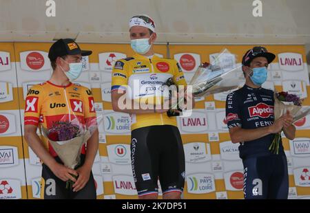 ©Laurent Lairys/MAXPPP - Kristoffer Halvorsen di uno-X Pro Cycling Team , Arnaud Démare di Groupama - FDJ e Philipp Walsleben di Alpecin-Fenix durante la Les Boucles de la Mayenne 2021, gara ciclistica fase 4, Méral - Laval (179 km) il 30 maggio 2021 a Laval, Francia - Foto Laurent Lairys / MAXPPP Foto Stock