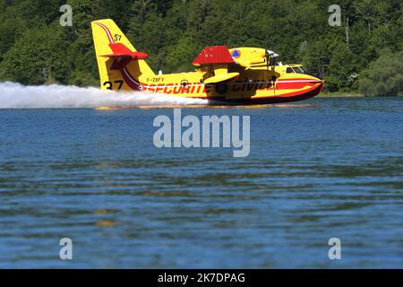 ©PHOTOPQR/LE PROGRES/Philippe TRIAS - 31/05/2021 - exercice feu de Forêt, Maisod, 31 mai 2021. -Exercice de feu de Forêt avec l'appui d'un bombardier d'eau Canadair sur la zone de Maisod et le lac de Vouglans. Le bombardier d'eau Canadair en pleine manœuvre d'écopage, sur le lac de Vouglans, faccia à la base nautique de Bellecin. 2021/05/31. Esercizio antincendio a foresta con il supporto di un bombardiere ad acqua Canadair Foto Stock