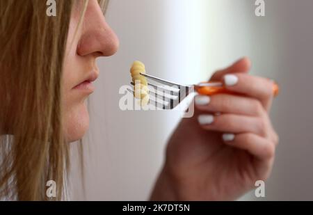 ©PHOTOPQR/l'ALSACE/Vanessa MEYER ; ; 02/06/2021 ; une jeune fille anorexique tient une fourchette avec une pâte. Les Troubles du comportement alimentaire ont augmenté pendant la crise sanitaire. - anoressia Foto Stock