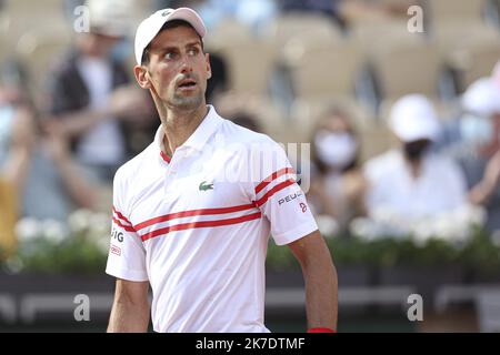 ©Sebastien Muylaert/MAXPPP - Novak Djokovic di Serbia reagisce durante la sua seconda partita contro Pablo Cuevas dell'Uruguay durante il quinto giorno del 2021 French Open al Roland Garros di Parigi, Francia. 03.06.2021 Foto Stock