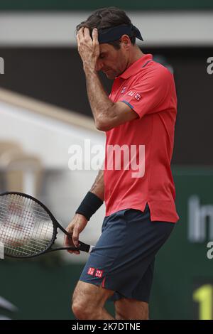 ©Sebastien Muylaert/MAXPPP - Roger Federer della Svizzera reagisce durante il suo secondo turno Mens contro Marin Cilic della Croazia durante il giorno cinque del 2021° French Open al Roland Garros di Parigi, Francia. 03.06.2021 Foto Stock