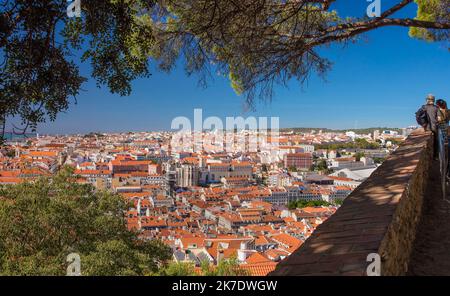 Lisbona, Portogallo tetti in vista panoramica da Castelo Sao Jorge Foto Stock