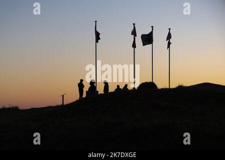 ©ERIC BALEDENT/MAXPPP - Photographie magazine - Arromanches Groupe Road - 06/06/2021 Cérémonie du souvenir en l'honneur des soldats amérindiens qui Ont débarqués sur la plage d'Omaha Beach avec Charles Norman Shay - (c) 2021 cerimonia di commemorazione Baledent/MaxPPP in onore di Soldati nativi americani sbarcati a Omaha Beach 6 ,2021 giugno Foto Stock