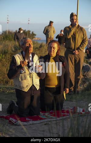 ©ERIC BALEDENT/MAXPPP - Photographie magazine - Arromanches Groupe Road - 06/06/2021 Cérémonie du souvenir en l'honneur des soldats amérindiens qui Ont débarqués sur la plage d'Omaha Beach avec Charles Norman Shay - (c) 2021 cerimonia di commemorazione Baledent/MaxPPP in onore di Soldati nativi americani sbarcati a Omaha Beach 6 ,2021 giugno Foto Stock