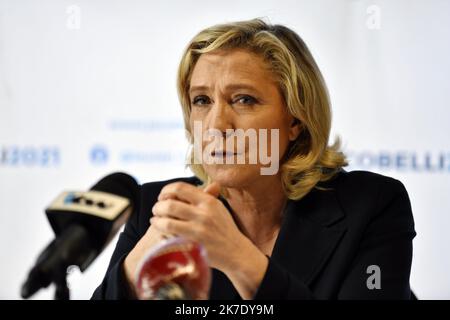 ©PHOTOPQR/L'EST REPUBLICAIN/ALEXANDRE MARCHI ; NANCY ; 08/06/2021 ; POLITIQUE - RN - RASSEMBLEMENT NATIONAL - DEPLACEMENT DE MARINE LE PEN - ELECTION REGIONALE GRAND EST 2021. Nancy (54) 8 juin 2021. Marine LE PEN, présidente du Rassemblement Nationale et candidate à l'élection présidentielle de 2022, Lors de sa conférence de presse en soutien à Laurent JACOBELLI, tête de liste pour l'élection régionale dans le Grand Est. FOTO Alexandre MARCHI. Marine LE PEN, presidente del Rally Nazionale e candidato per le elezioni presidenziali del 2022, nei giardini del castello di Lunéville (Meurthe-e Foto Stock