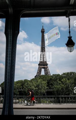 ©THOMAS PADILLA/MAXPPP - 08/06/2021 ; PARIGI, FRANCIA ; DRAPEAU GEANT AU SOMMET DE LA TOUR EIFFEL. Bandiera gigante in cima alla Torre Eiffel a Parigi, il 08 giugno 2021. Foto Stock