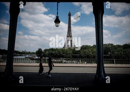 ©THOMAS PADILLA/MAXPPP - 08/06/2021 ; PARIGI, FRANCIA ; DRAPEAU GEANT AU SOMMET DE LA TOUR EIFFEL. Bandiera gigante in cima alla Torre Eiffel a Parigi, il 08 giugno 2021. Foto Stock