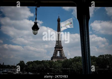 ©THOMAS PADILLA/MAXPPP - 08/06/2021 ; PARIGI, FRANCIA ; DRAPEAU GEANT AU SOMMET DE LA TOUR EIFFEL. Bandiera gigante in cima alla Torre Eiffel a Parigi, il 08 giugno 2021. Foto Stock