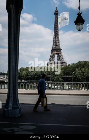 ©THOMAS PADILLA/MAXPPP - 08/06/2021 ; PARIGI, FRANCIA ; DRAPEAU GEANT AU SOMMET DE LA TOUR EIFFEL. Bandiera gigante in cima alla Torre Eiffel a Parigi, il 08 giugno 2021. Foto Stock