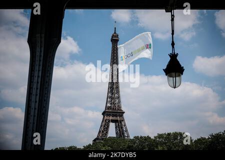 ©THOMAS PADILLA/MAXPPP - 08/06/2021 ; PARIGI, FRANCIA ; DRAPEAU GEANT AU SOMMET DE LA TOUR EIFFEL. Bandiera gigante in cima alla Torre Eiffel a Parigi, il 08 giugno 2021. Foto Stock