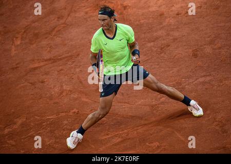 Aurelien Morissard / IP3 ; Rafael NADAL di Spagna reagisce durante il singolo maschile contro Novak DJOKOVIC di Serbia nella semifinale del torneo francese di tennis Open al Roland Garros di Parigi, 11 giugno 2021. Foto Stock