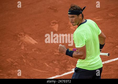 Aurelien Morissard / IP3 ; Rafael NADAL di Spagna reagisce durante il singolo maschile contro Novak DJOKOVIC di Serbia nella semifinale del torneo francese di tennis Open al Roland Garros di Parigi, 11 giugno 2021. Foto Stock