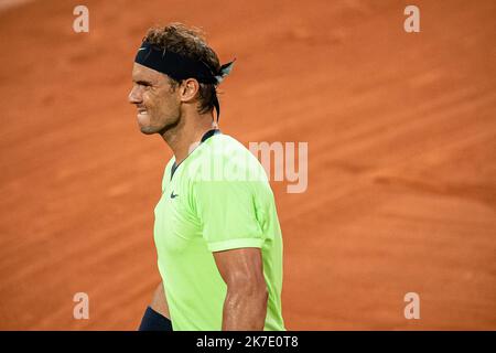 Aurelien Morissard / IP3 ; Rafael NADAL di Spagna reagisce durante il singolo maschile contro Novak DJOKOVIC di Serbia nella semifinale del torneo francese di tennis Open al Roland Garros di Parigi, 11 giugno 2021. Foto Stock