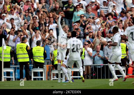 Madrid, Spagna. 16th Ott 2022. Madrid Spagna; 10.16.2022.- Valverde (L) celebra il suo obiettivo. Real Madrid vs Barcellona incontro della Lega di calcio spagnola il giorno 9 si tiene allo stadio Santiago Bernabeu, nella capitale del Regno di Spagna. Punteggio finale 3-1 gol Real Madrid Karim benzema 12  Federico Valverde 35  e Rodrygo va 90  1 gol Barcellona Ferran torres 83  Credit: Juan carlos Rojas/dpa/Alamy Live News Foto Stock