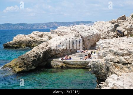 ©Naemie Bourtin / le Pictorium/MAXPPP - Naemie Bourtin / le Pictorium - 08/06/2021 - Francia / Bouches-du-Rhone / Marsiglia - la chaleur arrivare a grande vitesse et avec elle, les plages se noircissent de monde / 08/06/2021 - Francia / Bouches-du-Rhone / Marsiglia - il calore arriva ad alta velocità e con esso, le spiagge diventano nere con la gente Foto Stock