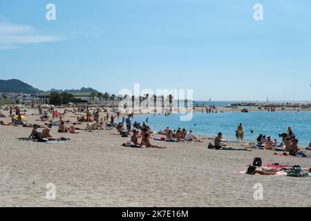 ©Naemie Bourtin / le Pictorium/MAXPPP - Naemie Bourtin / le Pictorium - 10/06/2021 - Francia / Bouches-du-Rhone / Marsiglia - la chaleur arrivare a grande vitesse et avec elle, les plages se noircissent de monde / 10/06/2021 - Francia / Bouches-du-Rhone / Marsiglia - il calore arriva ad alta velocità e con esso, le spiagge diventano nere con la gente Foto Stock