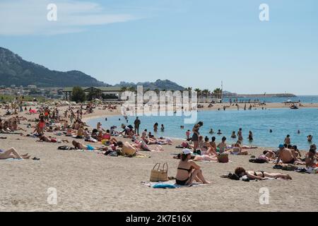 ©Naemie Bourtin / le Pictorium/MAXPPP - Naemie Bourtin / le Pictorium - 10/06/2021 - Francia / Bouches-du-Rhone / Marsiglia - la chaleur arrivare a grande vitesse et avec elle, les plages se noircissent de monde / 10/06/2021 - Francia / Bouches-du-Rhone / Marsiglia - il calore arriva ad alta velocità e con esso, le spiagge diventano nere con la gente Foto Stock